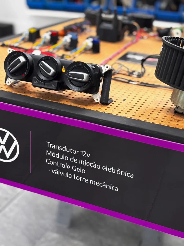 Bancada GPCar, instrutor trabalhando